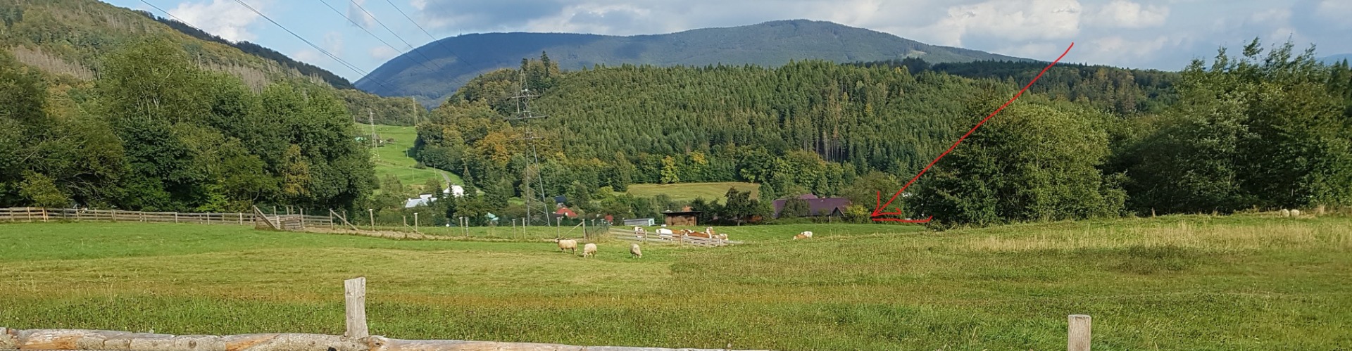 Parcela v lůně přírody, označeno červenou šipkou zprava.