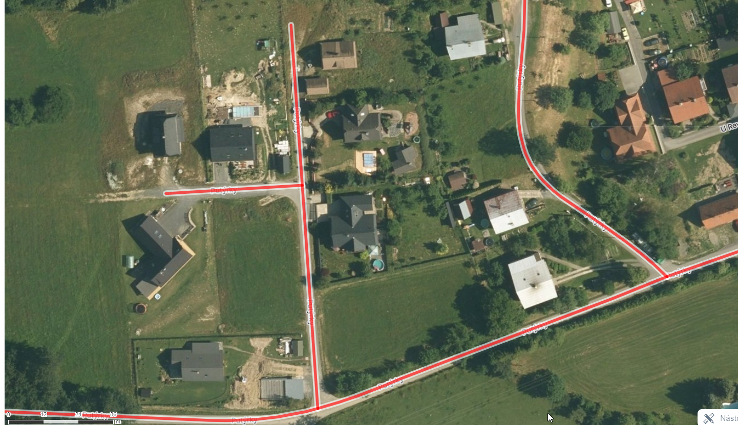 Letecký pohled na pozemek.