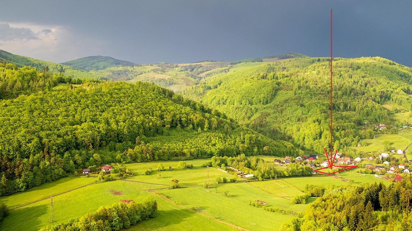 Umístění pozemku označeno šipkou.