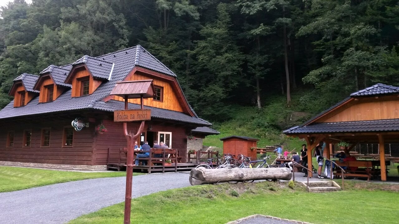 Chuť na dobrý oběd a řízné pivo? Vyhlášená Koliba několik minut pěšky.